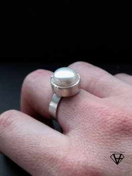 Klasyczny pierścionek z bardzo dużą perą