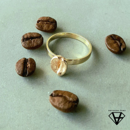 Złoty pierścionek z ziarenkiem kawy